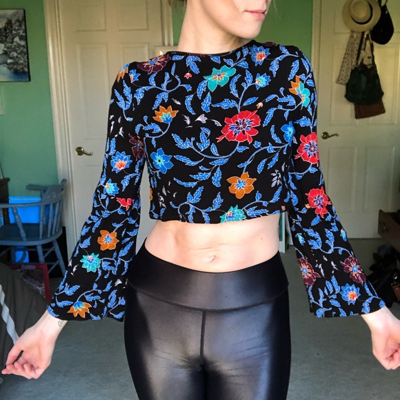 Long-Sleeved Floral Crop Top - Picture 3 of 4